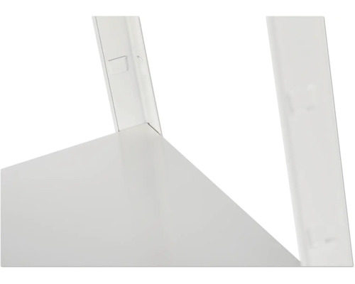 Detailansicht eines weißen Regals mit metallenen Regalträgern.