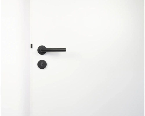 Porte blanche avec poignée de porte noire et trou de serrure