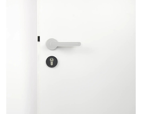 Weiße Tür mit Türgriff und Schlüsselloch