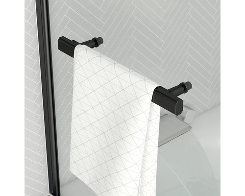 Schwarzer Handtuchhalter mit Handtuch im Badezimmer