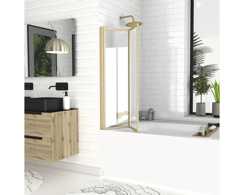 Badezimmer mit Badewanne, Duschabtrennung, Waschtisch und Spiegel