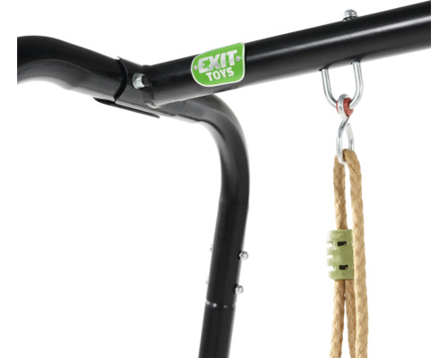 Detailaufnahme einer schwarzen Schaukel mit Seil und Exit Toys Logo