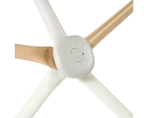 Gros plan sur les pieds en bois et la pièce de raccordement d''un équipement de jeu pour enfants avec le logo Exit Toys