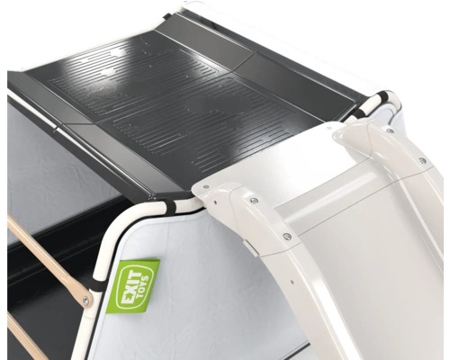 Detailansicht einer Spielplatzrutsche mit EXIT Toys Logo.