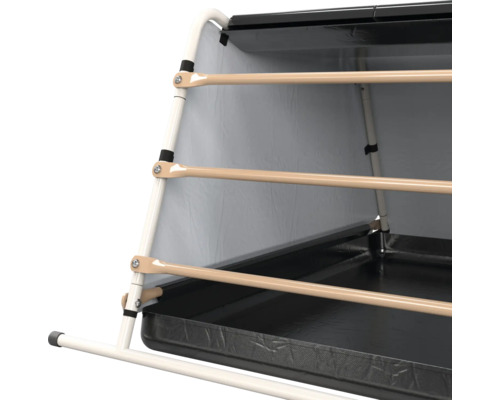 Detailansicht eines Frühbeets mit Metallgestell und Abdeckung