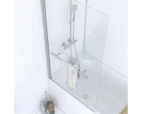 Badewanne mit Duschabtrennung aus Glas und Handtuchhalter