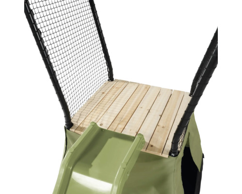 Detailansicht eines Spielhauses mit Rutsche, Holzplattform und Sicherheitsnetz