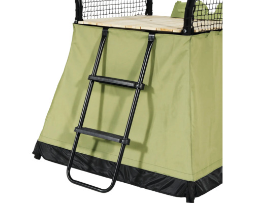 Leiter an einem Spielturm aus Holz und Netz