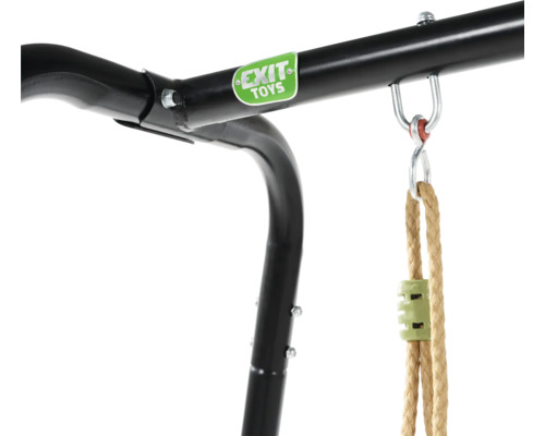 Detail einer schwarzen Schaukelkonstruktion mit Seil und EXIT Toys Logo.