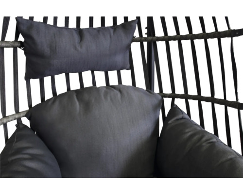 Nahaufnahme von Kissen in einem hängenden Rattansessel