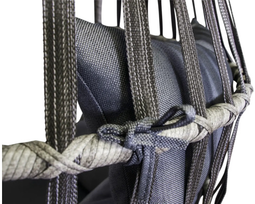 Detailaufnahme eines Hängekorbs mit geflochtenem Rahmen und Polster