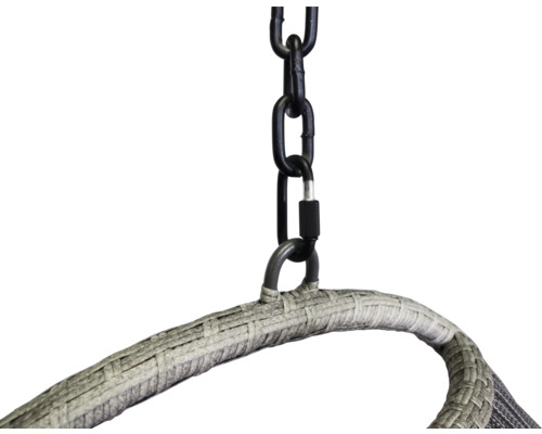 Detailaufnahme einer Hängevorrichtung mit Kette und geflochtenem Rahmen
