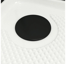 Detailaufnahme eines Duschwannenablaufs mit Abdeckung