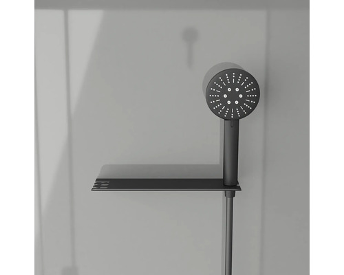 Colonne de douche avec étagère dans la salle de bain