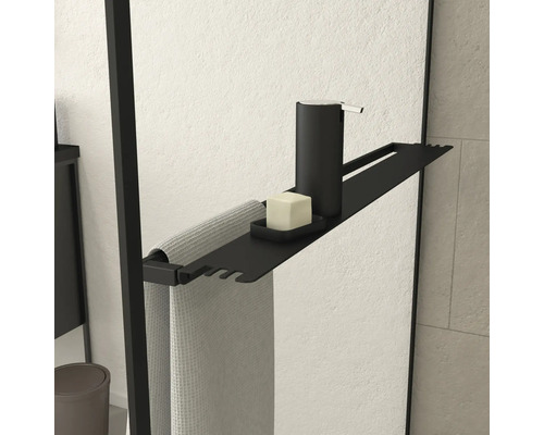 Detailaufnahme eines Handtuchhalters mit Handtuch, Seife und Seifenspender im Badezimmer