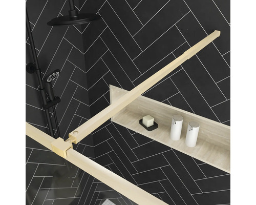 Modernes Badezimmer mit schwarzem Fischgrätmuster, Duscharmatur und Ablagefläche