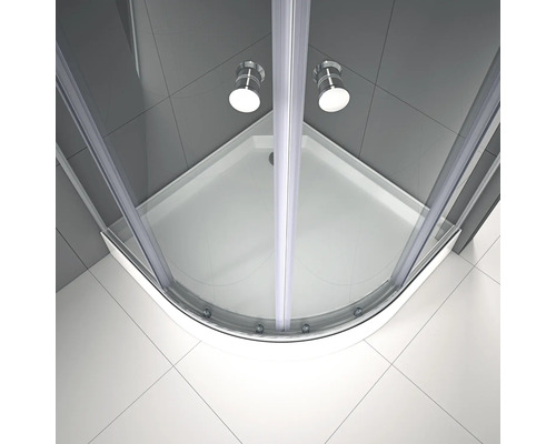 Eckdusche mit klaren Glaswänden und silberfarbenen Beschlägen von oben