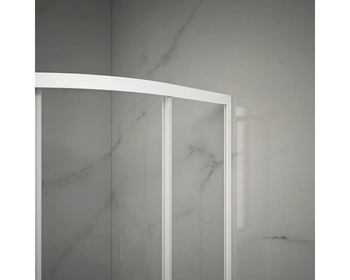 Detailaufnahme einer Duschkabine mit Schiebetüren und weißem Rahmen vor einer gefliesten Wand