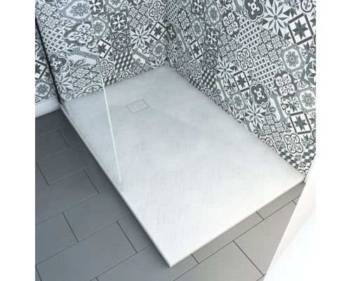 Salle de bain avec receveur de douche plat et carrelage à motifs