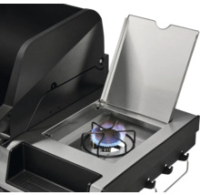 Detailansicht eines Gasgrills mit geöffnetem Seitenbrenner