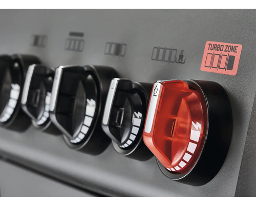 Nahaufnahme eines Gasgrills mit mehreren Drehknöpfen, darunter ein Drehknopf für die Turbozone.