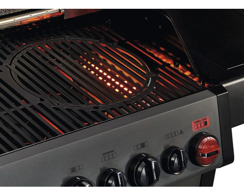 Detailansicht eines Grills mit Grillrost und Bedienelementen