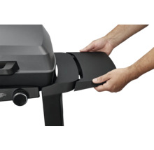 Detailaufnahme eines Gasgrills mit ausgeklappter Seitenablage