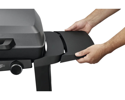 Detailaufnahme eines Gasgrills mit ausgeklappter Seitenablage