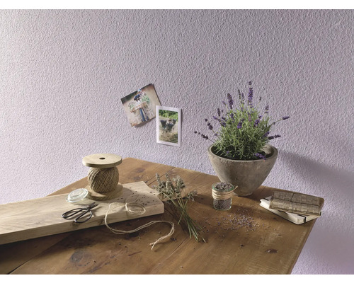 Dekorative Wandgestaltung mit Farbe, Tisch mit Lavendel und Dekoration