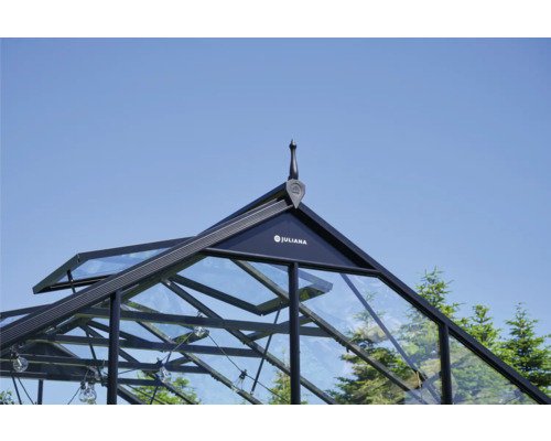 Detailansicht des Giebels eines Gewächshauses mit Juliana Logo