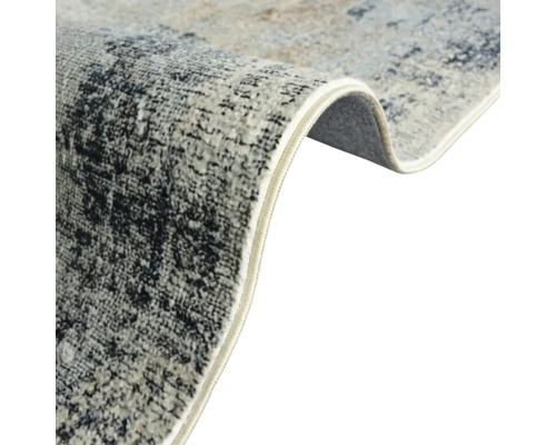 Vue détaillée d''un tapis à motifs avec des bords festonnés