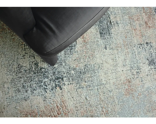 Vue détaillée d''un tapis à motif abstrait sous un meuble