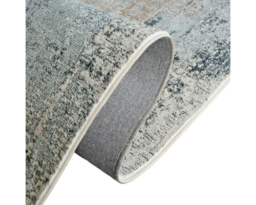 Vue détaillée d''un tapis enroulé avec un motif abstrait