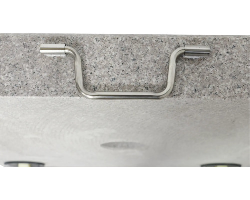 Vue détaillée d''une barre de maintien chromée sur un plan de lavabo