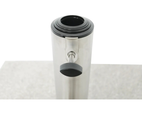 Vue détaillée d''un pied de parasol en métal avec vis de blocage