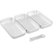 Drei Abtropfschalen mit Werkzeug zum Anheben