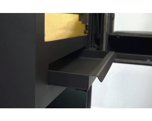 Detailansicht eines Kaminofens mit Schublade zur Ascheentleerung