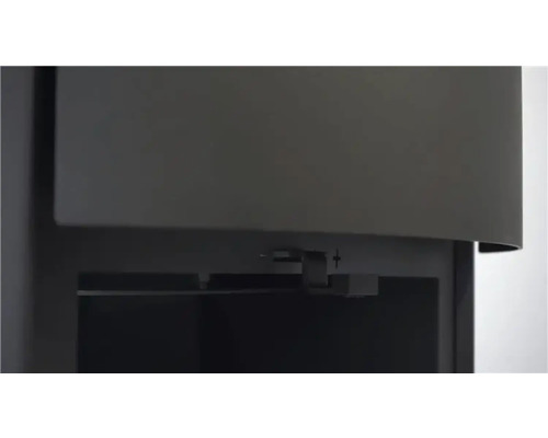 Detailansicht eines Kaminofens mit offenem Fach