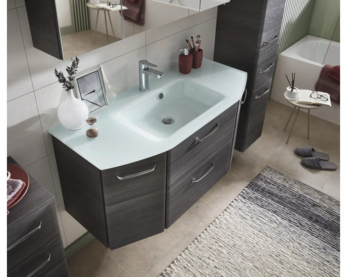 Badezimmer mit Waschtischunterschrank, Aufsatzwaschbecken und Spiegelschrank in Holzoptik