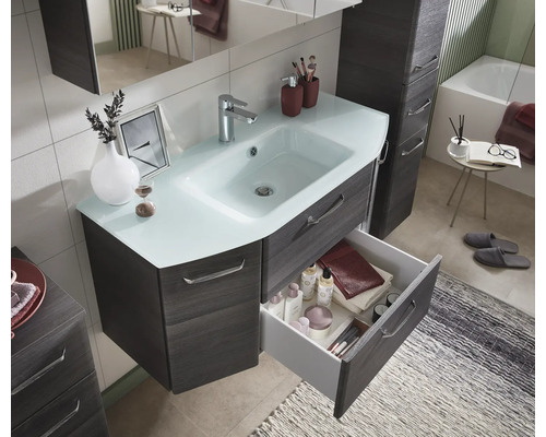 Badezimmer mit Waschtischunterschrank, Spiegel, Waschbecken und offenem Schubfach