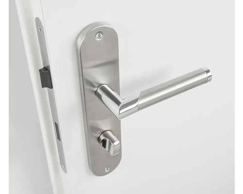 Edelstahl-Türbeschlag mit Drückergarnitur und Schlosskasten an einer Tür