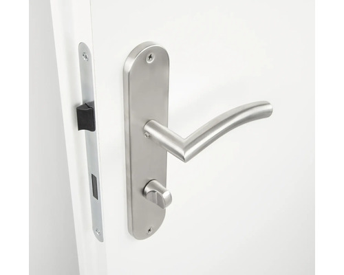Garniture de porte en acier inoxydable avec poignée sur une porte blanche