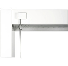 Vue détaillée d''un store enrouleur avec éléments de commande