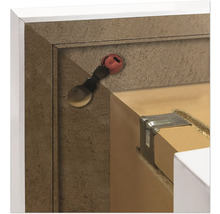Detailansicht eines Möbelstücks mit Beschlägen zur Befestigung von Bauteilen.