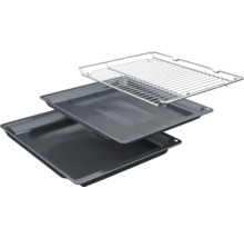 Zwei Backbleche und ein Grillrost aus Metall