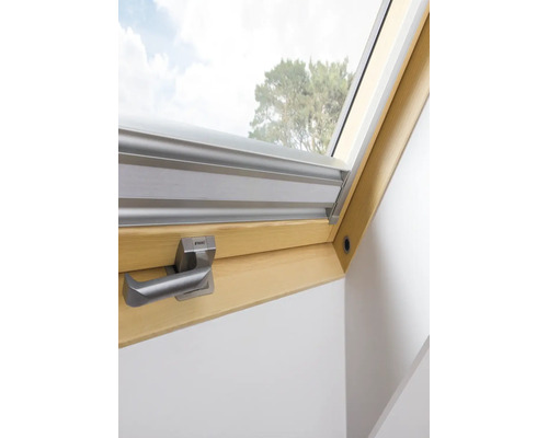 Gros plan d''une fenêtre de toit avec poignée