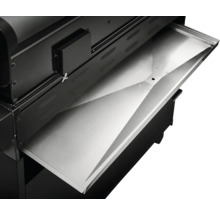 Detailaufnahme einer Pelletgrill-Ascheschublade aus Metall