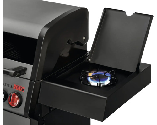 Detailaufnahme eines Gasgrills mit Seitenbrenner