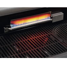 Gasgrill mit eingeschaltetem Infrarotbrenner und Grillrost