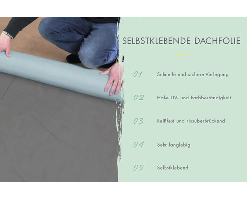 Feuille de toit autocollante en cours de déroulement.